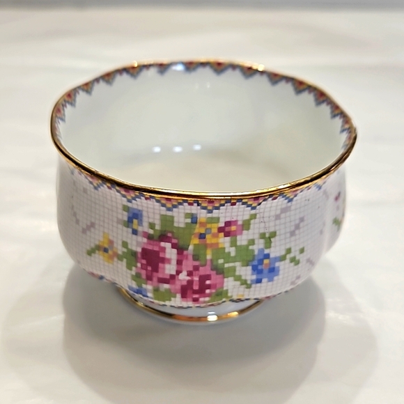 Small open sugar bowl "Petit Point" by Royal Albert. - Picture 3 of 8